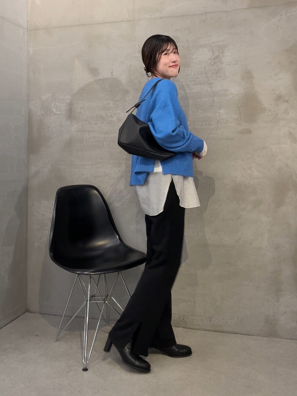 ブルー系のニット/セーター、ホワイト系のTシャツ/カットソー、ブラック系のその他パンツを着用したレディースの秋コーディネートの3枚目の写真