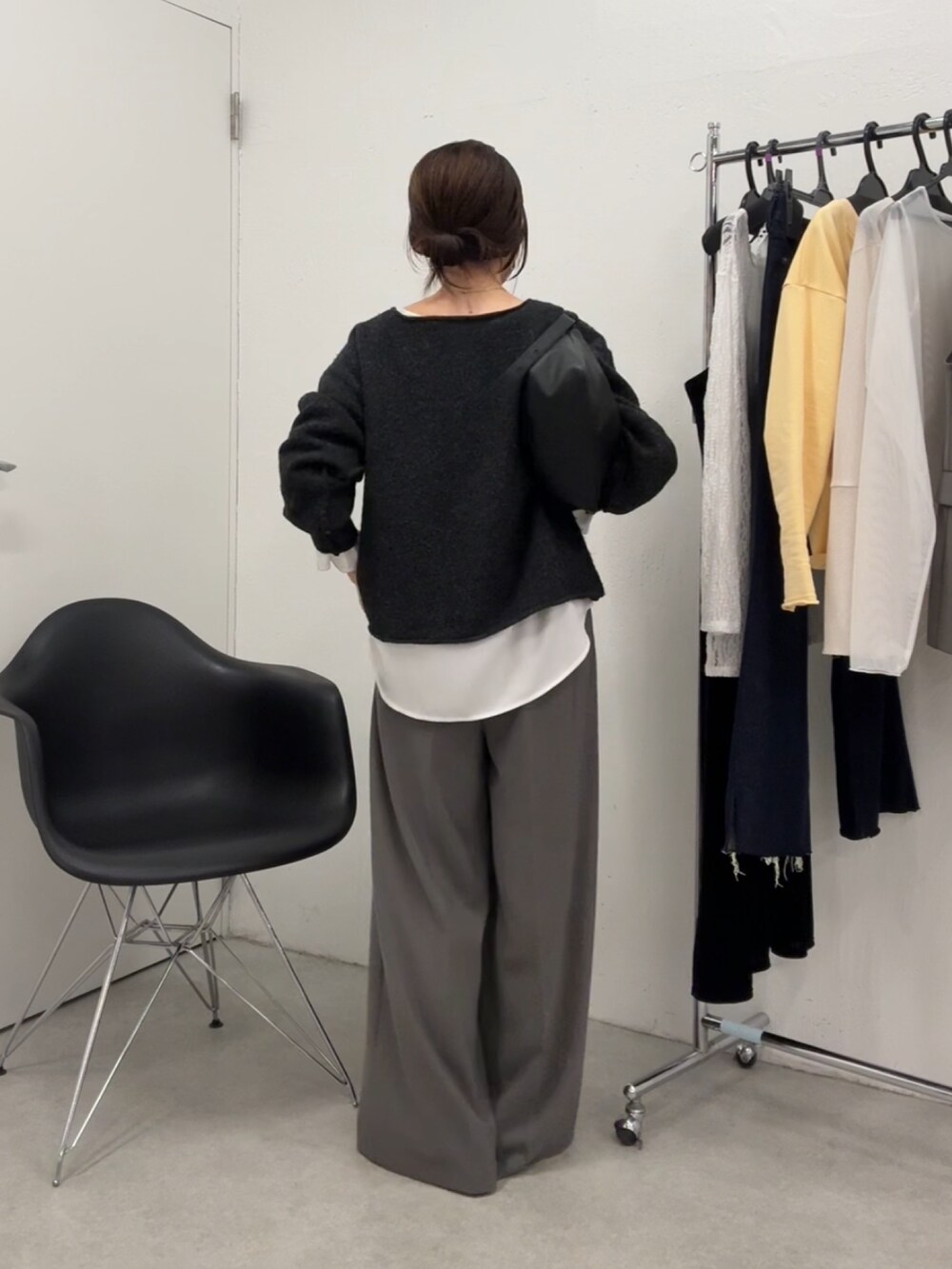 グレー系のニット/セーター、ホワイト系のシャツ/ブラウス、グレー系のセットアップを着用したレディースの秋コーディネートの2枚目の写真