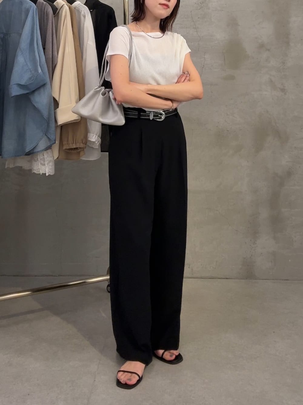 ホワイト系のTシャツ/カットソー、ブラック系のスラックス、シルバー系のネックレスを着用したレディースの春コーディネートの2枚目の写真