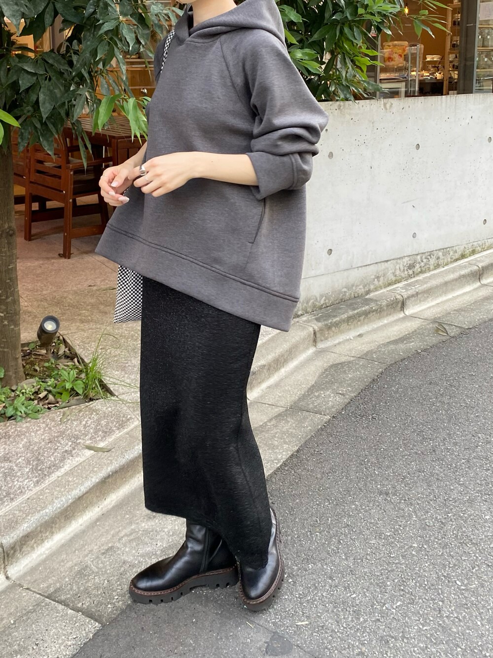 グレー系のパーカーを着用したレディースの秋コーディネートの2枚目の写真