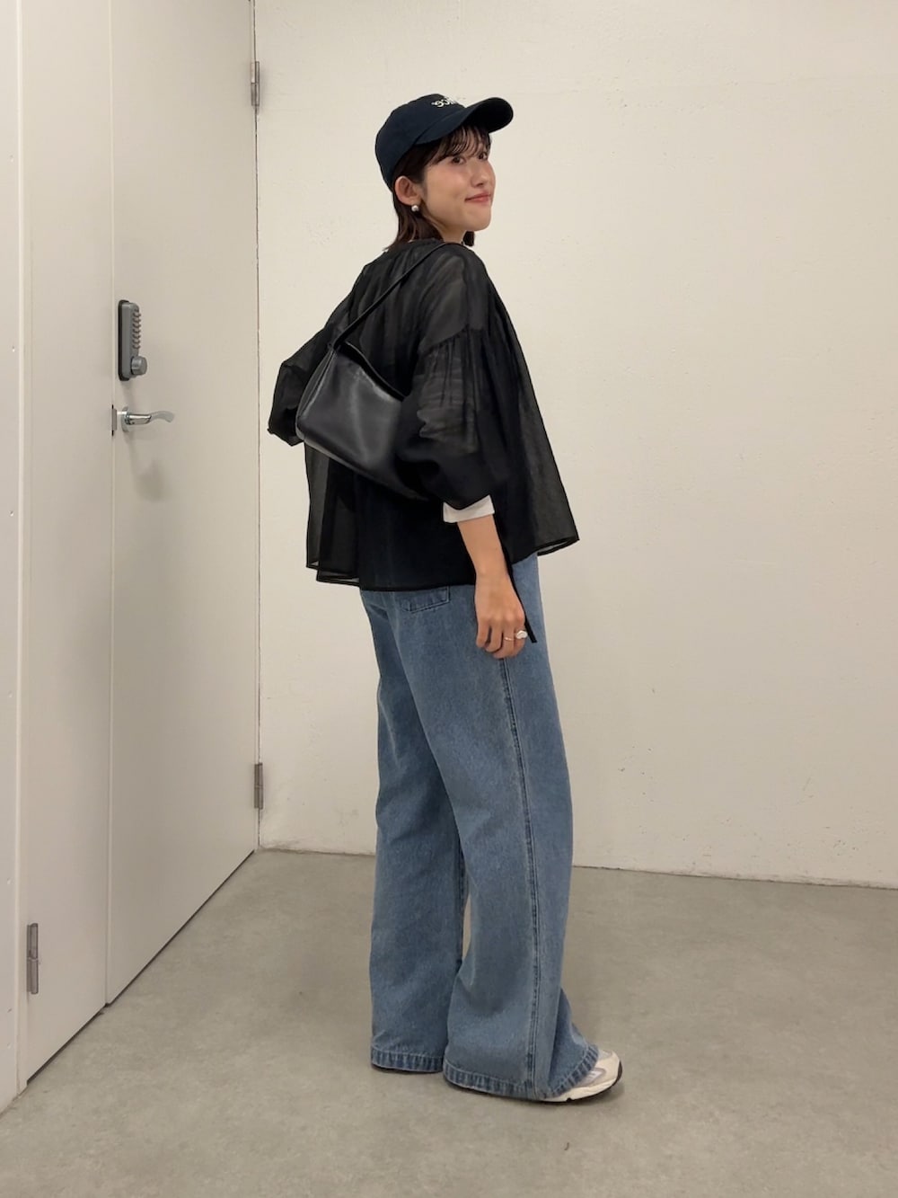 ブルー系のサロペット/オーバーオール、ブラック系のシャツ/ブラウス、ホワイト系のTシャツ/カットソーを着用したレディースの春コーディネートの2枚目の写真