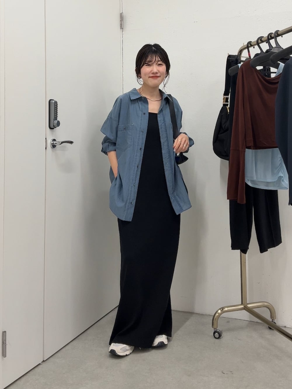 「ショルダーバッグ、大人カジュアル、最近のいい感じコーデ、お出かけコーデ、春、大人ファッション、シンプルスタイル、大人かわいい、春ファッション、大人コーデ、お洒落さんとつながりたい、キレイめ、休日コーデ、シンプル、シャツ好き集まれ」｜「COLLAGE GALLARDAGALANTEのQ.anos/デニムシアーシャツ（シャツ/ブラウス、ブルー系）」を使った、asaminさん（レディース・158cm）の春コーディネートの4枚目の写真