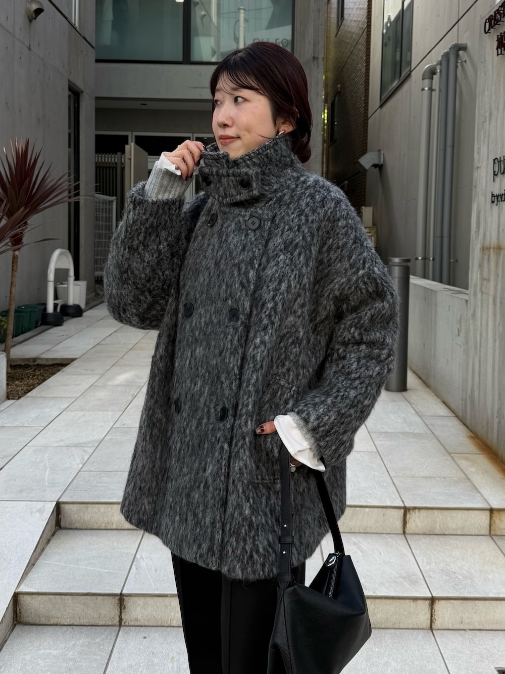 グレー系のその他アウター、ブラック系のその他パンツ、ブラック系のショルダーバッグを着用したレディースの秋コーディネートの2枚目の写真