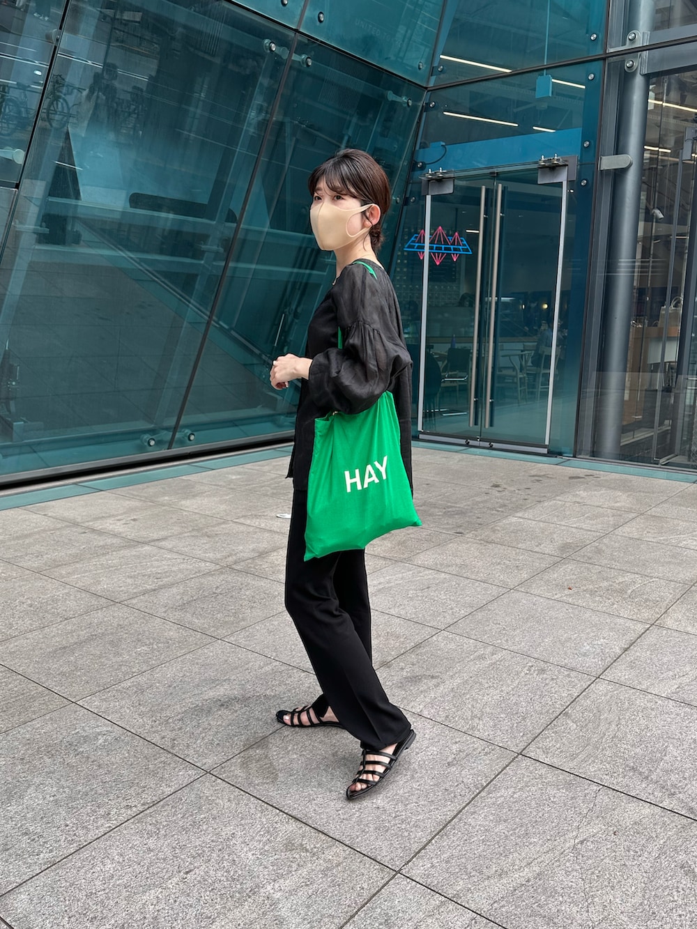 ブラック系のシャツ/ブラウス、ブラック系のセットアップ、ブラック系のサンダルを着用したレディースの春コーディネートの3枚目の写真