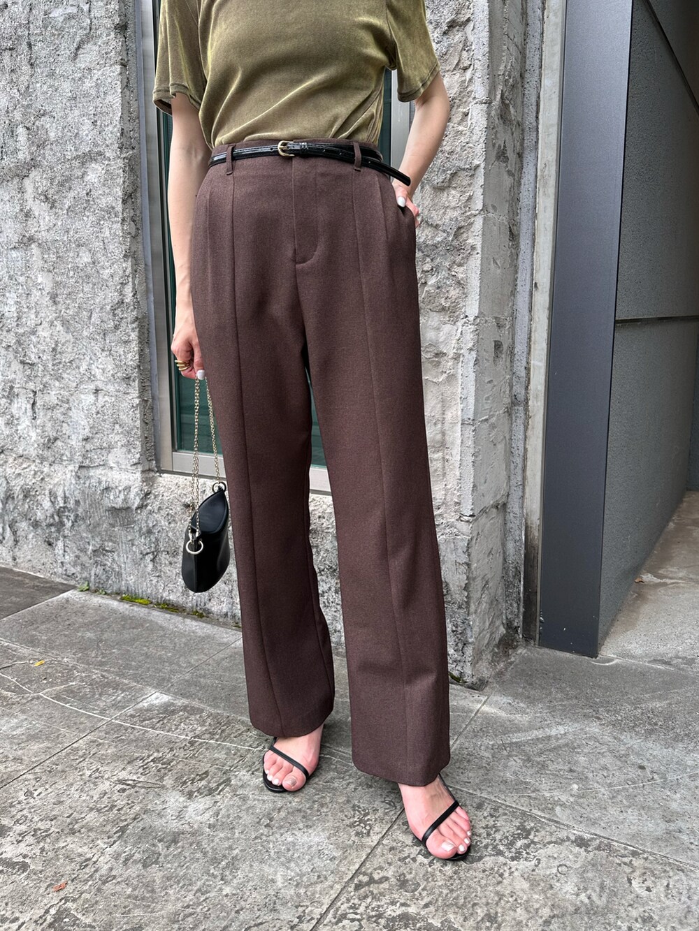 ブルー系のTシャツ/カットソー、ブラウン系のスカート、ブラウン系のスラックスを着用したレディースの夏コーディネートの3枚目の写真