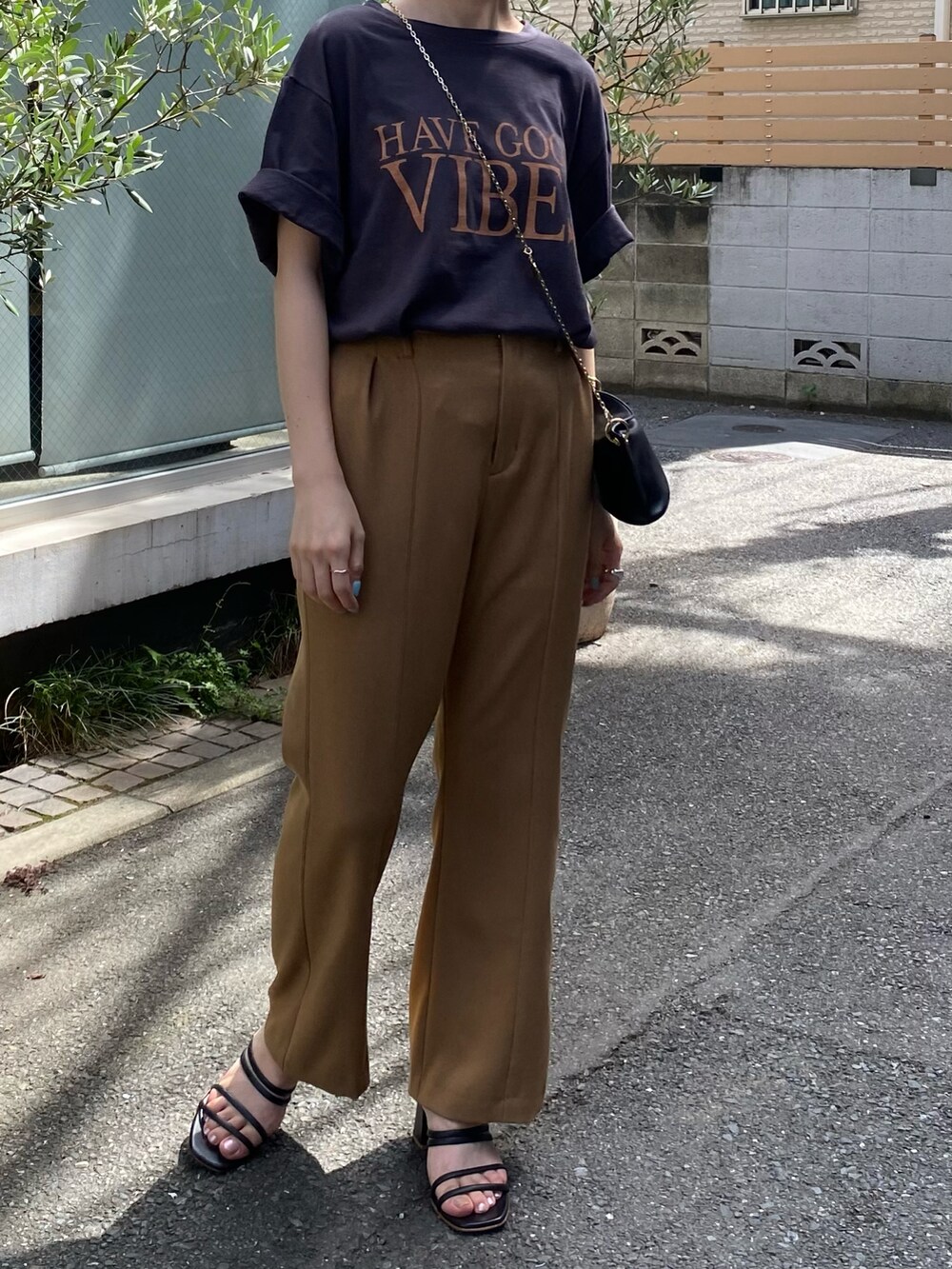 ベージュ系のその他パンツ、グレー系のTシャツ/カットソー、ブラック系のトートバッグを着用したレディースの夏コーディネートの2枚目の写真