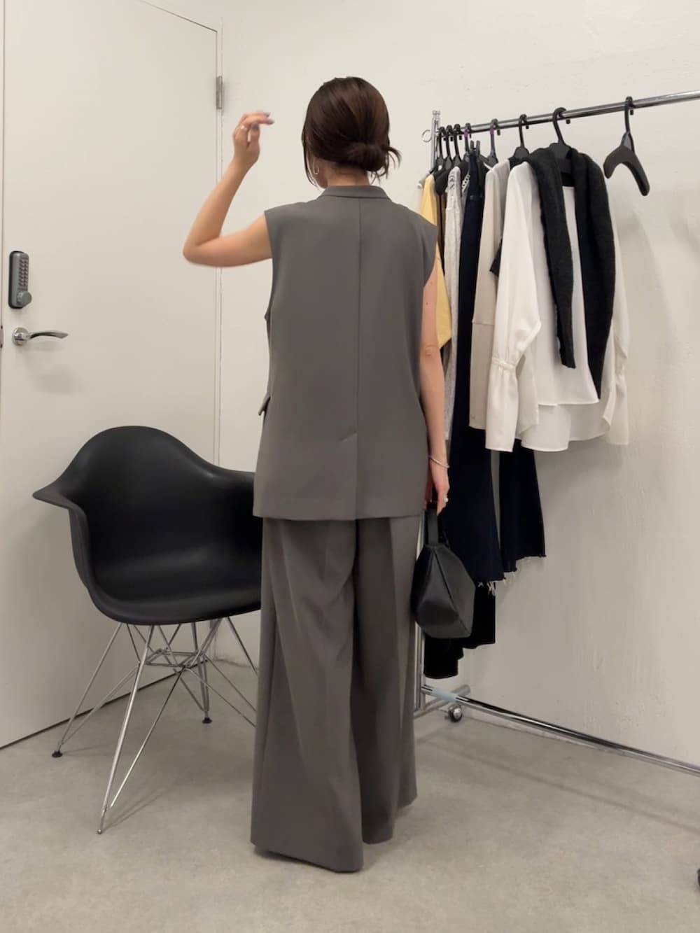 グレー系のセットアップ、ブラック系のパンプスを着用したレディースの秋コーディネートの3枚目の写真