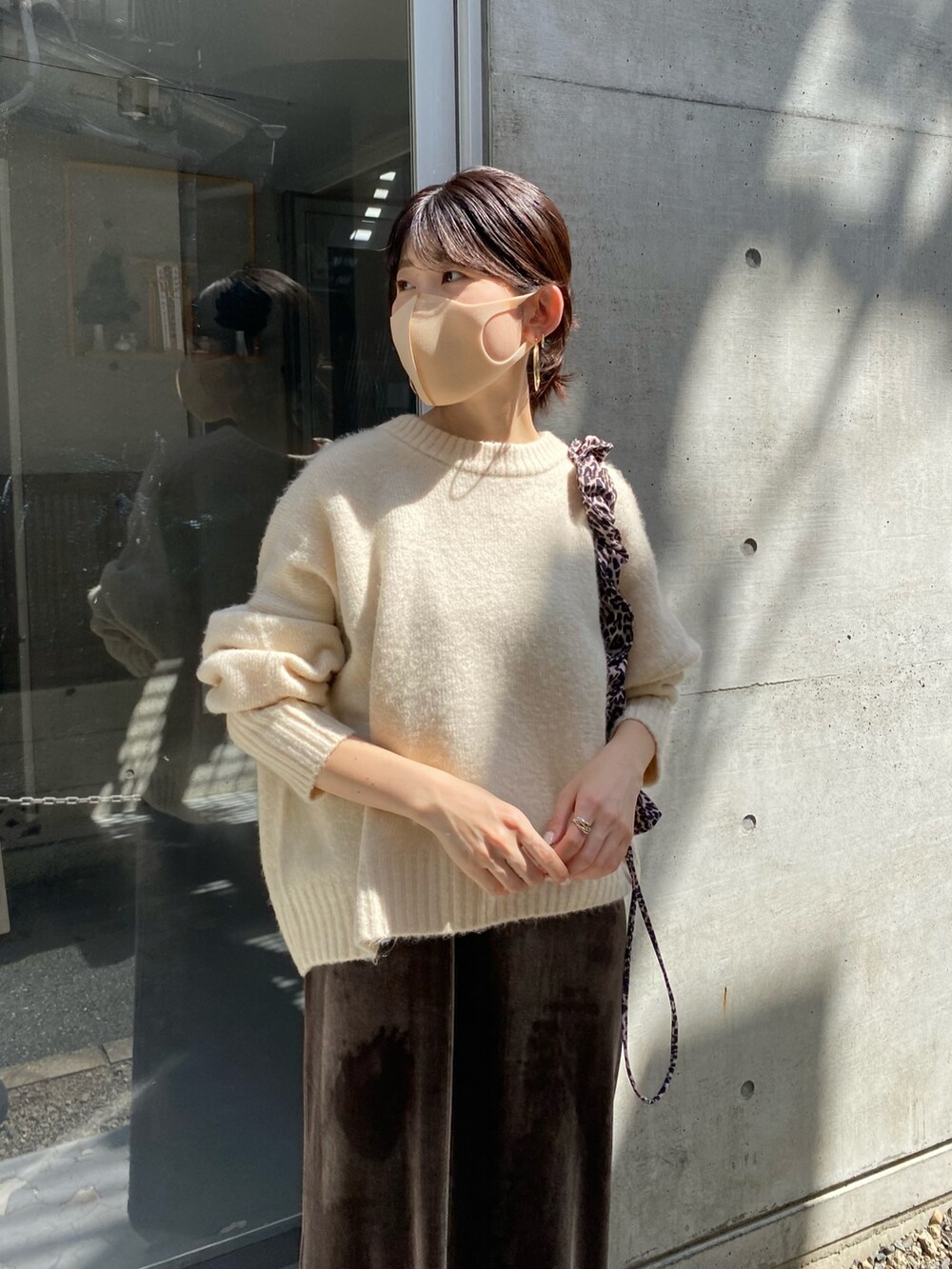 ベージュ系のワンピース、ベージュ系のニット/セーターを着用したレディースの秋コーディネートの5枚目の写真