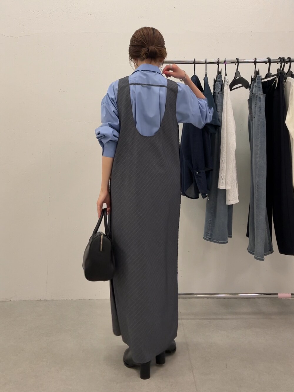 グレー系のワンピース、ブルー系のシャツ/ブラウス、ブラック系のボストンバッグを着用したレディースの秋コーディネートの2枚目の写真