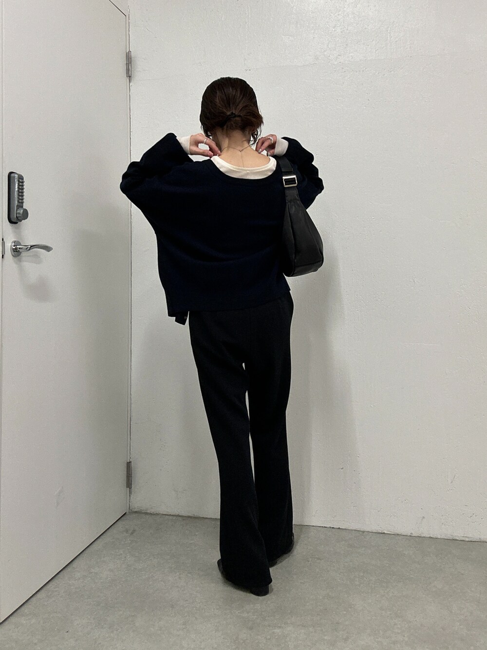 ホワイト系のTシャツ/カットソー、グレー系のニット/セーター、ブラック系のその他パンツを着用したレディースの秋コーディネートの2枚目の写真