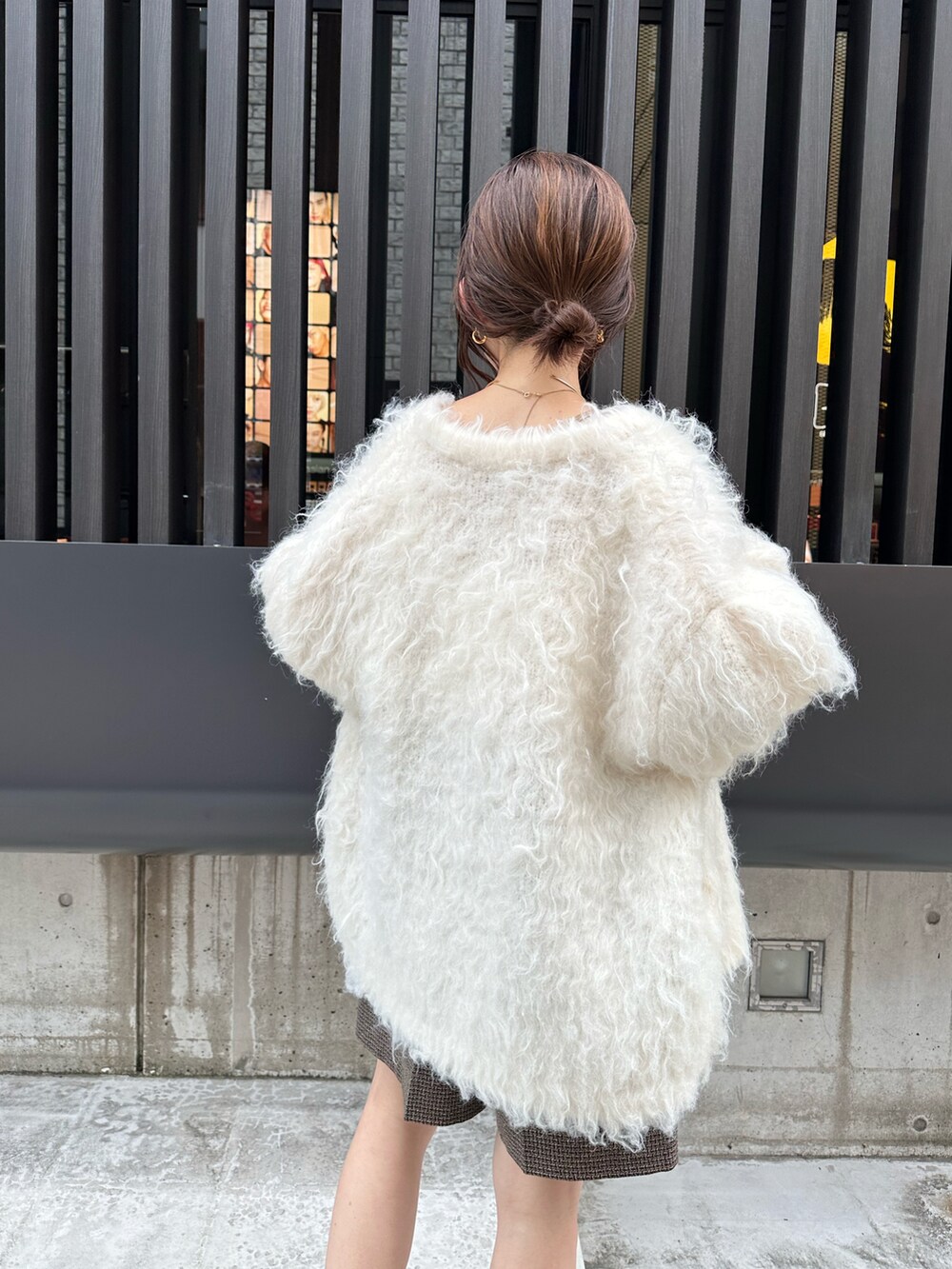 ホワイト系のカーディガン/ボレロ、ブラウン系のその他パンツ、ゴールド系のチョーカーを着用したレディースの秋コーディネートの3枚目の写真