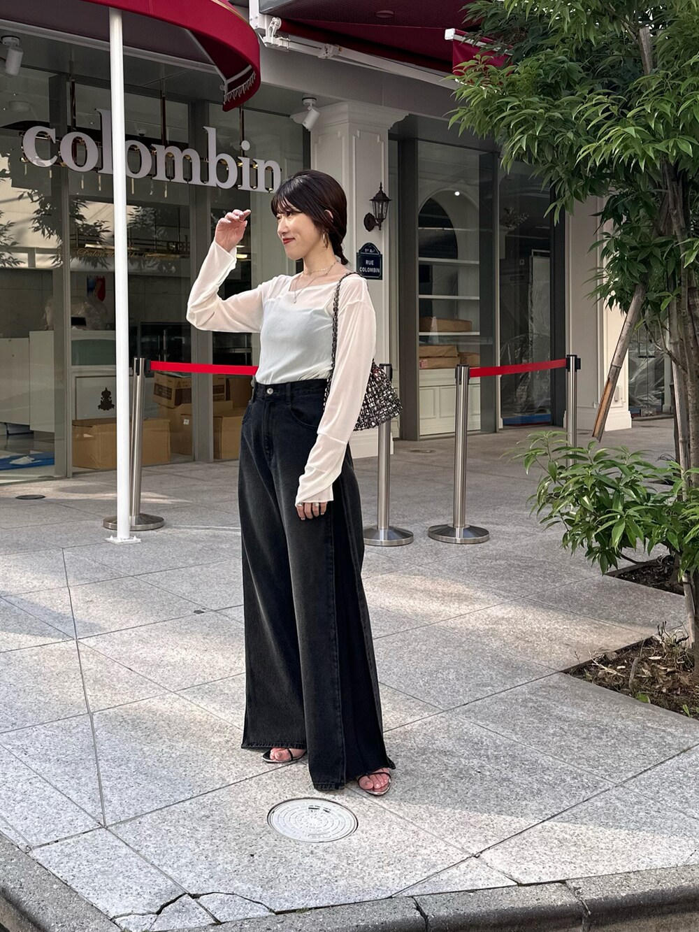 ホワイト系のTシャツ/カットソー、ブラック系のデニムパンツ、ブラック系のバッグを着用したレディースの夏コーディネートの4枚目の写真
