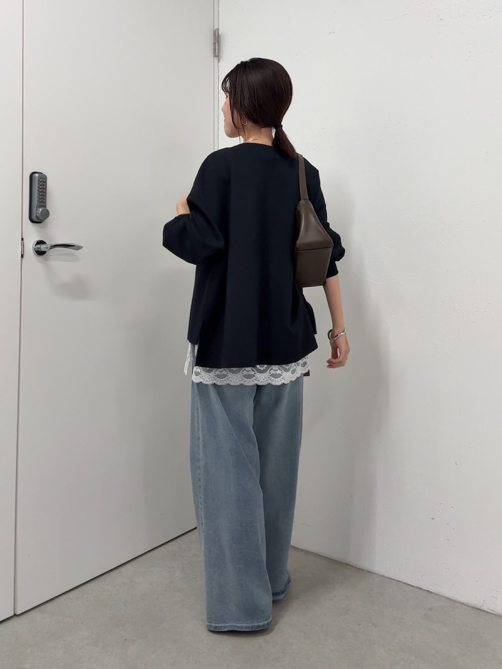 ブルー系のカーディガン/ボレロ、ホワイト系のキャミソール、ブルー系のデニムパンツを着用したレディースの春コーディネートの3枚目の写真