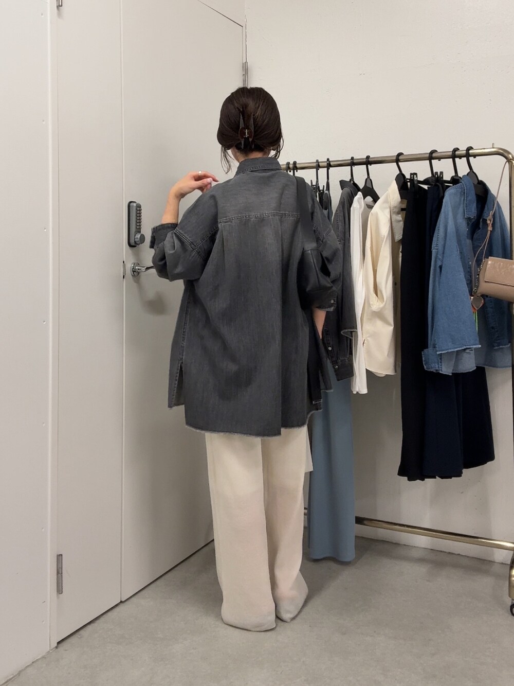 ブラック系のシャツ/ブラウス、ホワイト系のパンツ、ホワイト系のバッグを着用したレディースの春コーディネートの3枚目の写真