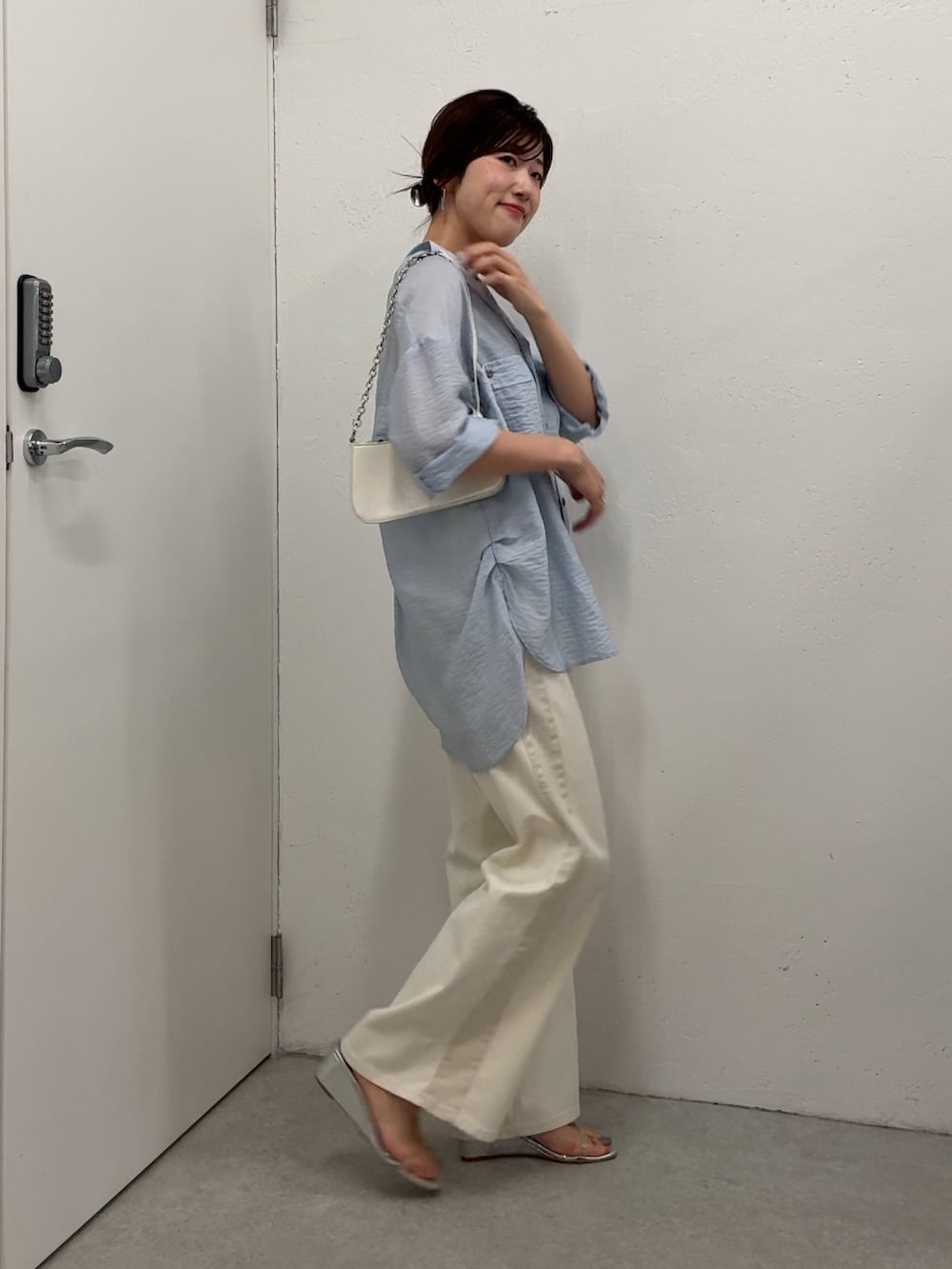 ブルー系のシャツ/ブラウス、ベージュ系のデニムパンツを着用したレディースの夏コーディネートの3枚目の写真