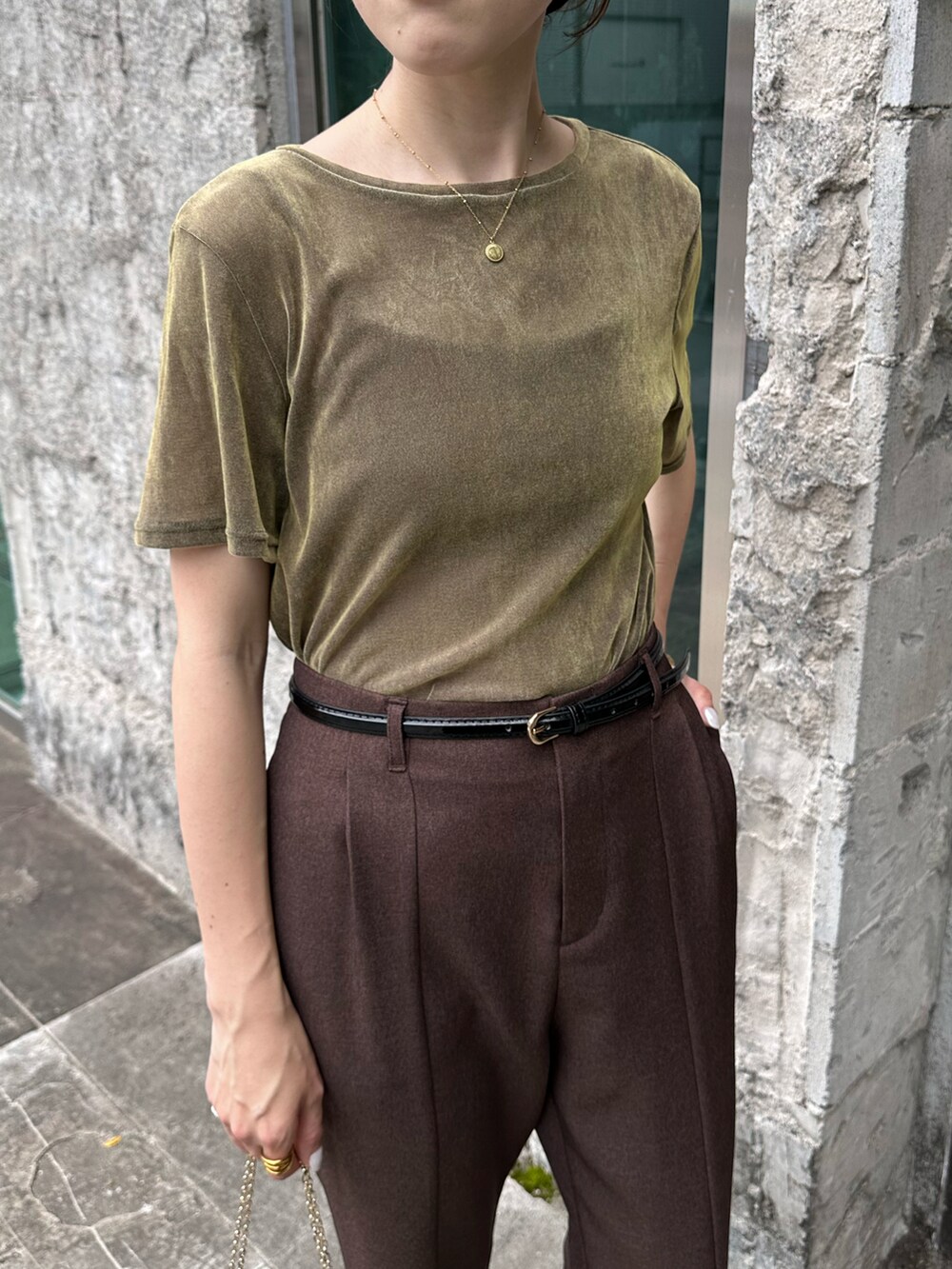 ブルー系のTシャツ/カットソー、ブラウン系のスカート、ブラウン系のスラックスを着用したレディースの夏コーディネートの4枚目の写真