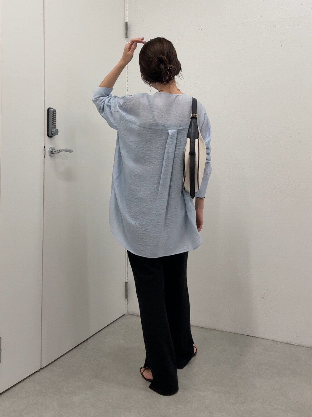 ブルー系のシャツ/ブラウス、ブラック系のその他パンツ、ゴールド系のネックレスを着用したレディースの夏コーディネートの5枚目の写真