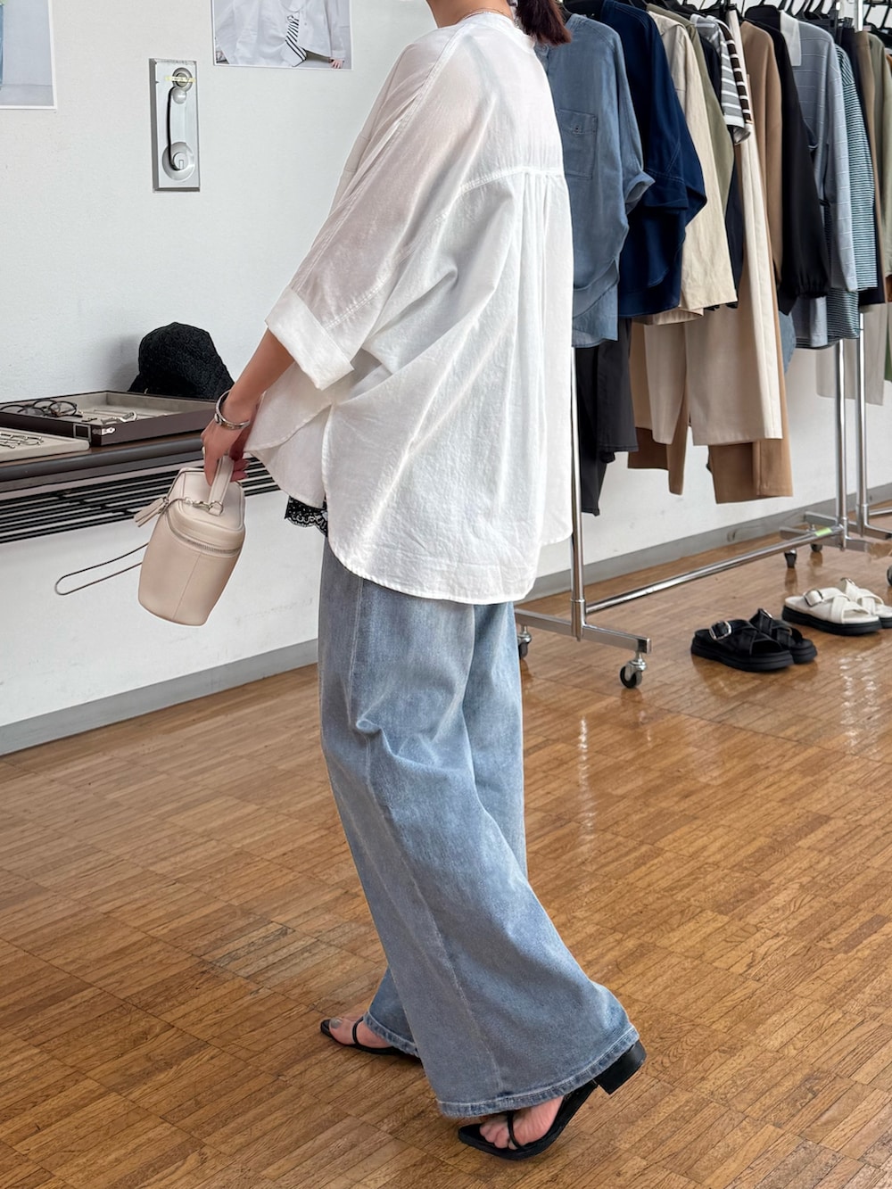 ホワイト系のシャツ/ブラウス、ホワイト系のキャミソール、ブルー系のデニムパンツを着用したレディースの冬コーディネートの2枚目の写真