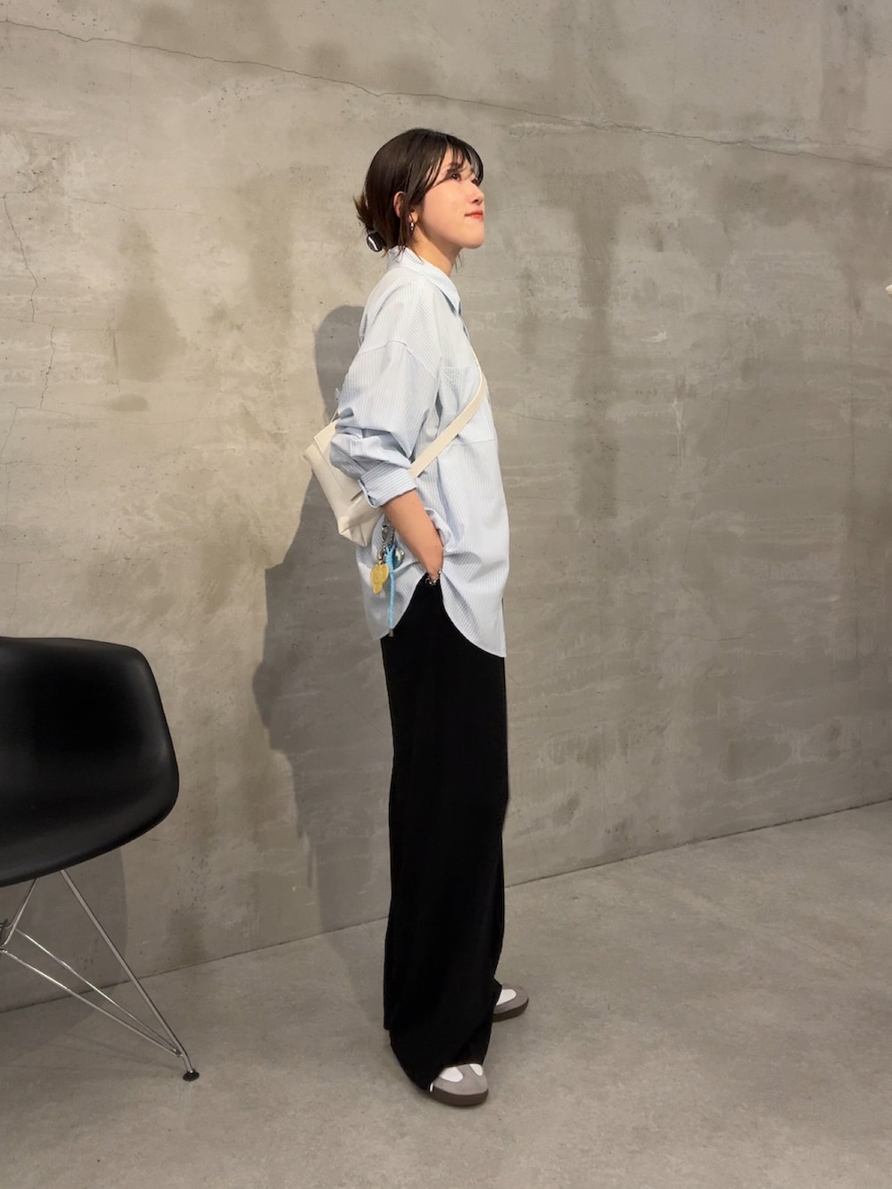 ブルー系のシャツ/ブラウス、ブラック系のその他パンツ、ホワイト系のショルダーバッグを着用したレディースの春コーディネートの4枚目の写真