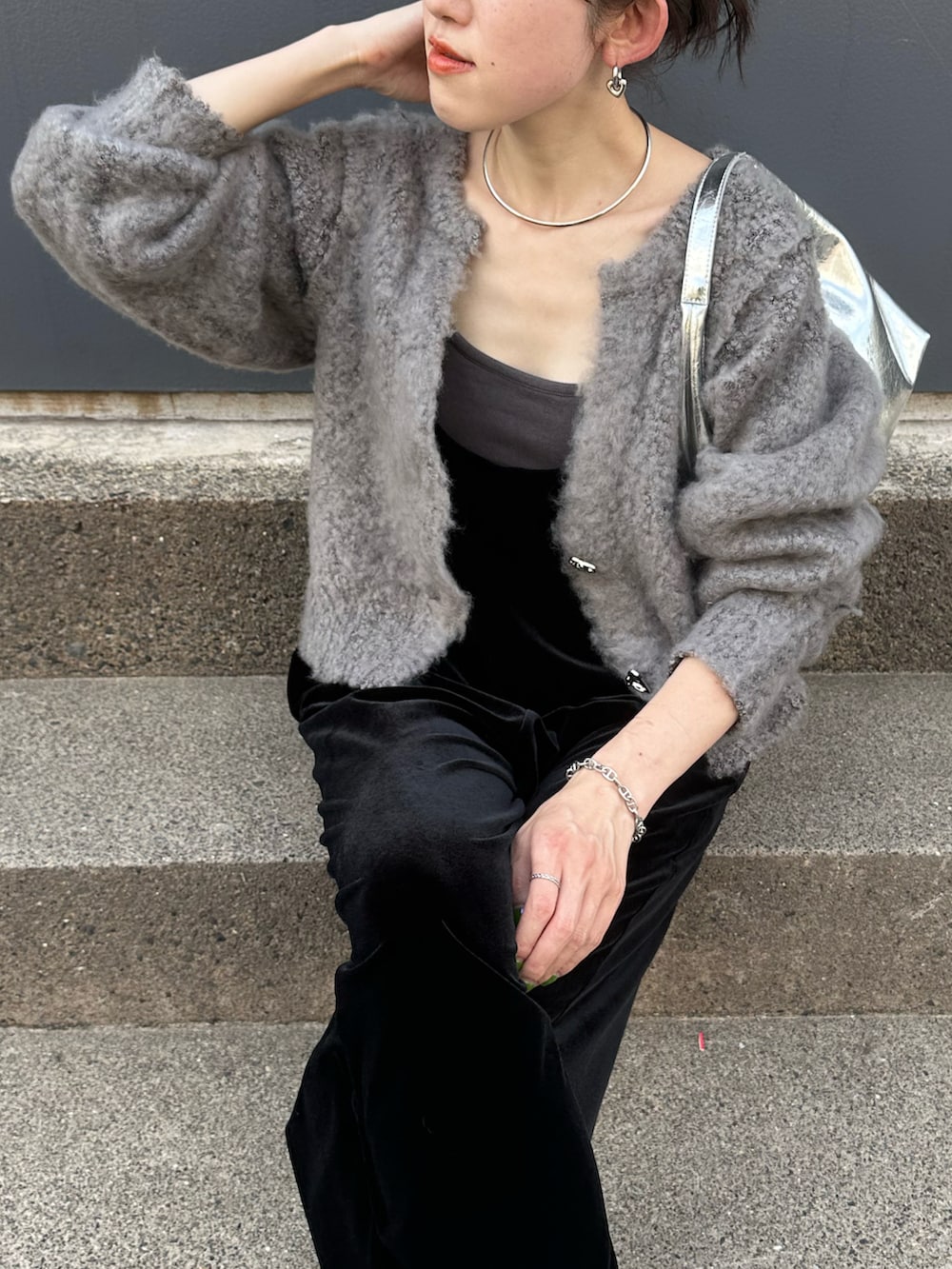 ブラック系のつなぎ/オールインワン、ホワイト系のカーディガン/ボレロ、シルバー系のハンドバッグを着用したレディースの夏コーディネートの3枚目の写真