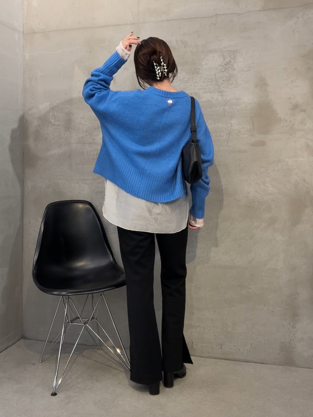 ブルー系のニット/セーター、ホワイト系のTシャツ/カットソー、ブラック系のその他パンツを着用したレディースの秋コーディネートの2枚目の写真