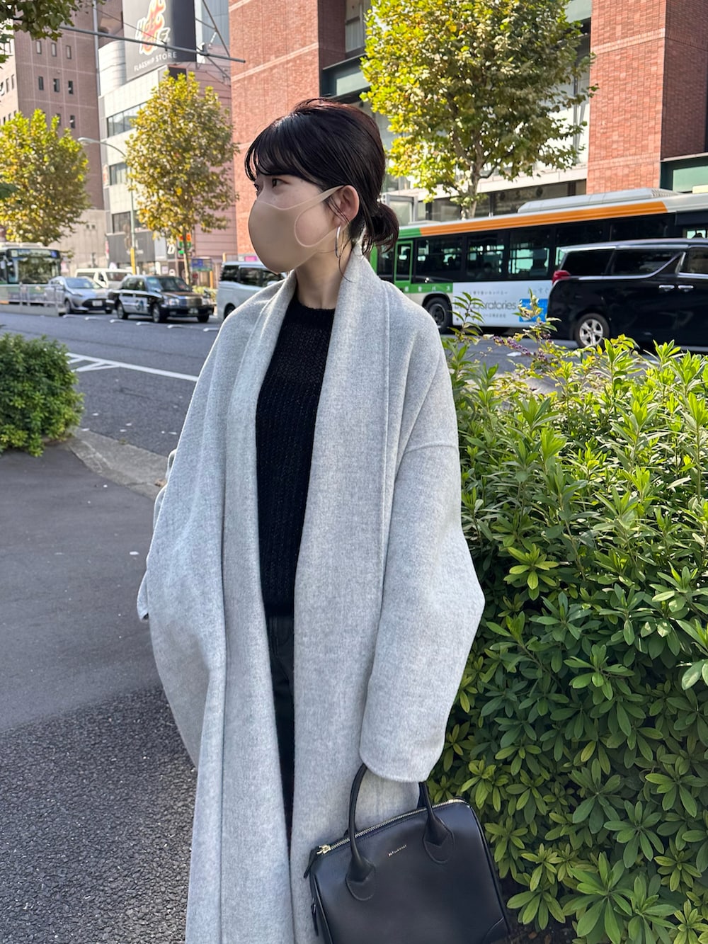 ブラック系のボストンバッグ、グレー系のその他アウター、ブラック系のニット/セーターを着用したレディースの秋コーディネートの3枚目の写真