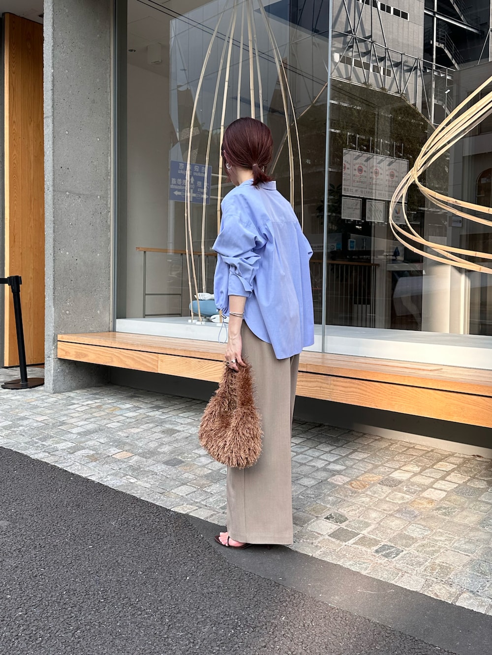 ブルー系のシャツ/ブラウス、ブラウン系のバッグ、ベージュ系のその他パンツを着用したレディースの夏コーディネートの3枚目の写真