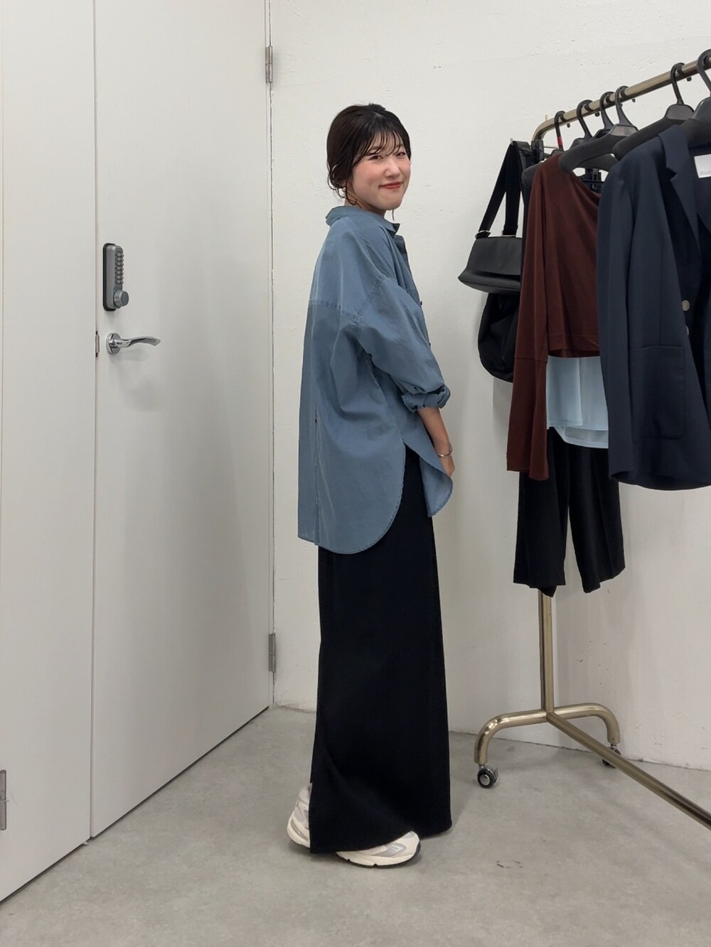 「ショルダーバッグ、大人カジュアル、最近のいい感じコーデ、お出かけコーデ、春、大人ファッション、シンプルスタイル、大人かわいい、春ファッション、大人コーデ、お洒落さんとつながりたい、キレイめ、休日コーデ、シンプル、シャツ好き集まれ」｜「COLLAGE GALLARDAGALANTEのQ.anos/デニムシアーシャツ（シャツ/ブラウス、ブルー系）」を使った、asaminさん（レディース・158cm）の春コーディネートの3枚目の写真
