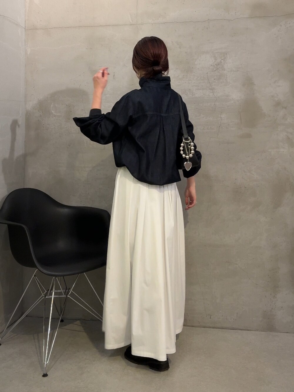 ブルー系のシャツ/ブラウス、ホワイト系のスカートを着用したレディースの冬コーディネートの3枚目の写真