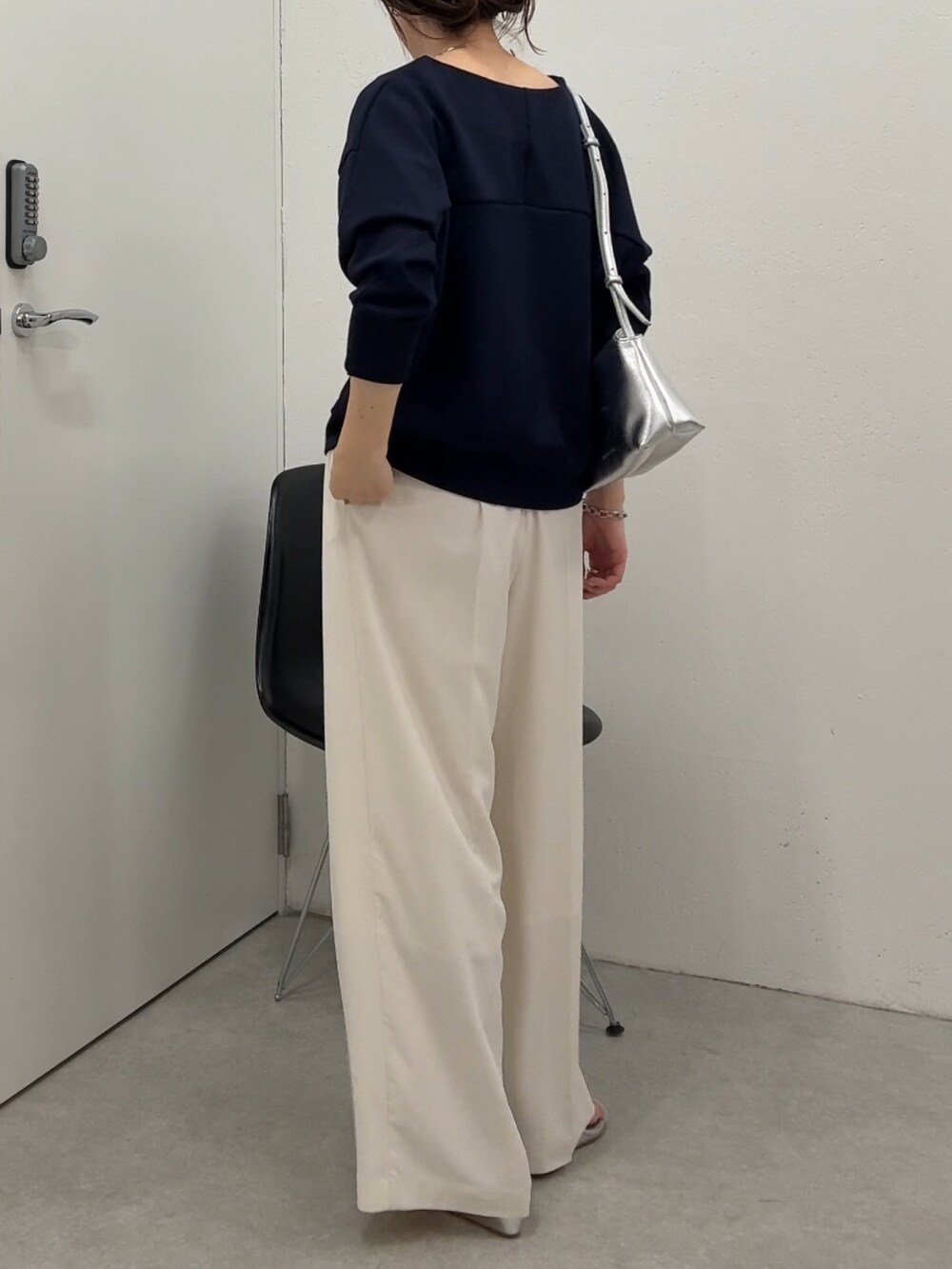 ブルー系のTシャツ/カットソー、ホワイト系のその他パンツ、シルバー系のショルダーバッグを着用したレディースの夏コーディネートの3枚目の写真