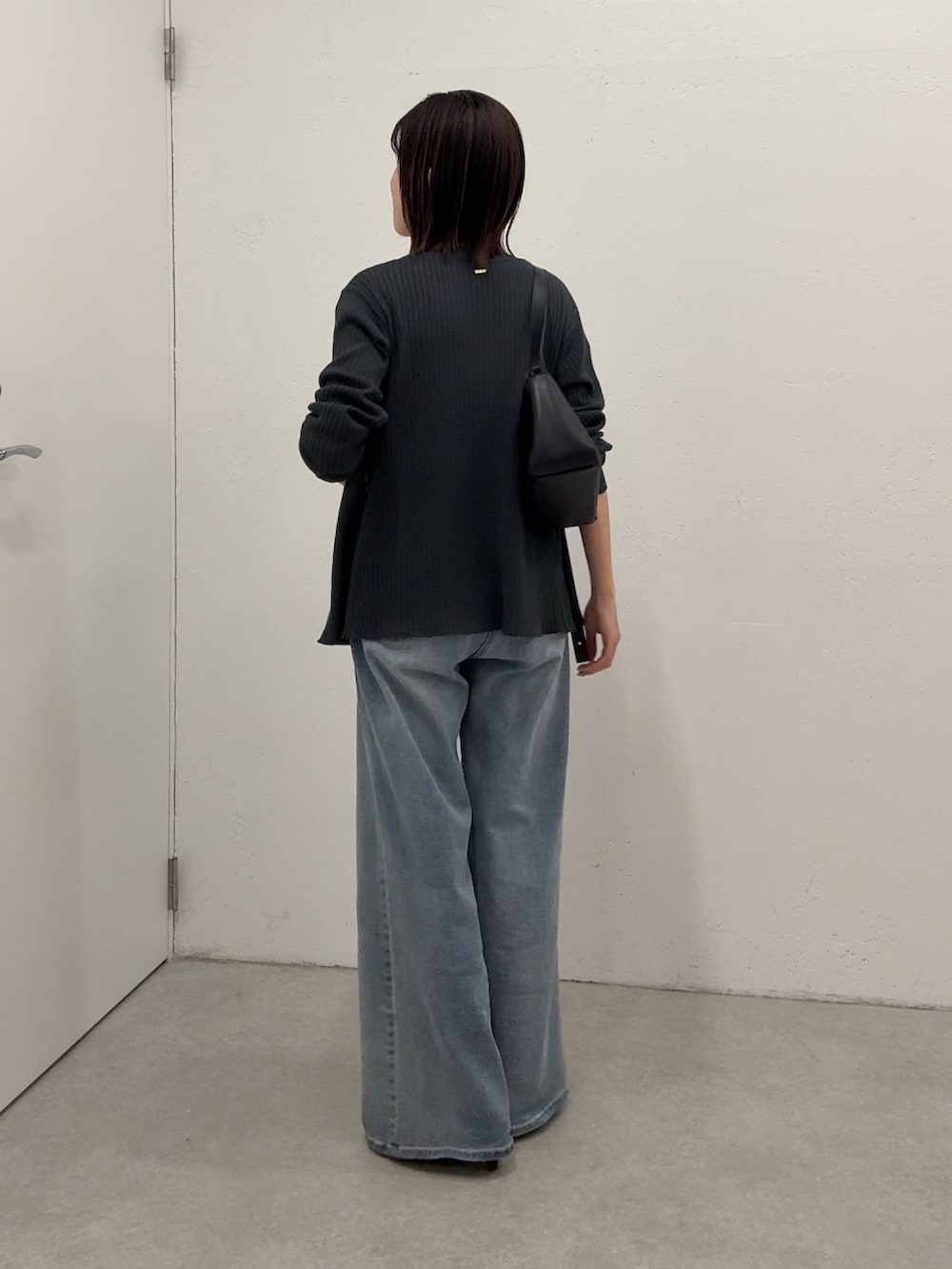 グレー系のカーディガン/ボレロ、ブルー系のデニムパンツ、ホワイト系のTシャツ/カットソーを着用したレディースの春コーディネートの3枚目の写真