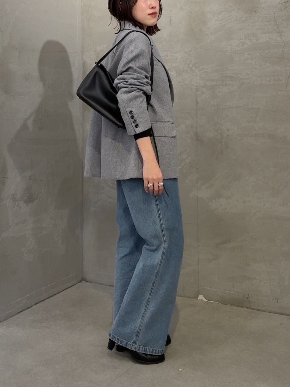 グレー系のテーラードジャケット、ブラック系のTシャツ/カットソー、ブルー系のサロペット/オーバーオールを着用したレディースの冬コーディネートの4枚目の写真