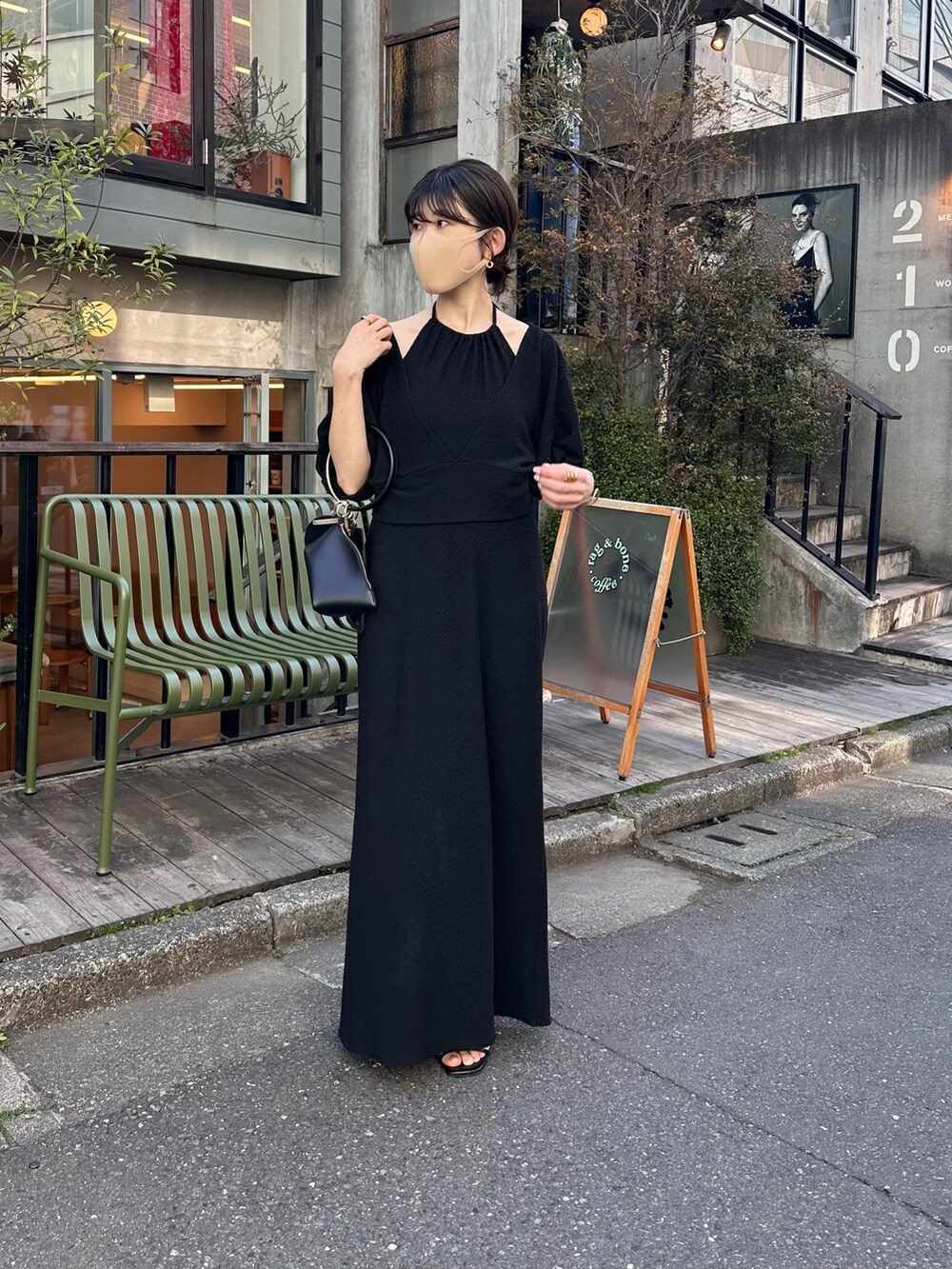 ブラック系のワンピース、ブラック系のバッグを着用したレディースの春コーディネートの4枚目の写真