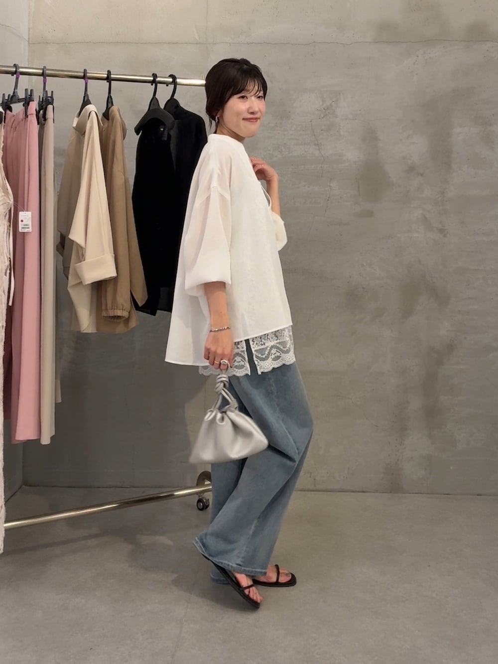 ホワイト系のシャツ/ブラウス、ブルー系のデニムパンツ、ホワイト系のキャミソールを着用したレディースの春コーディネートの3枚目の写真