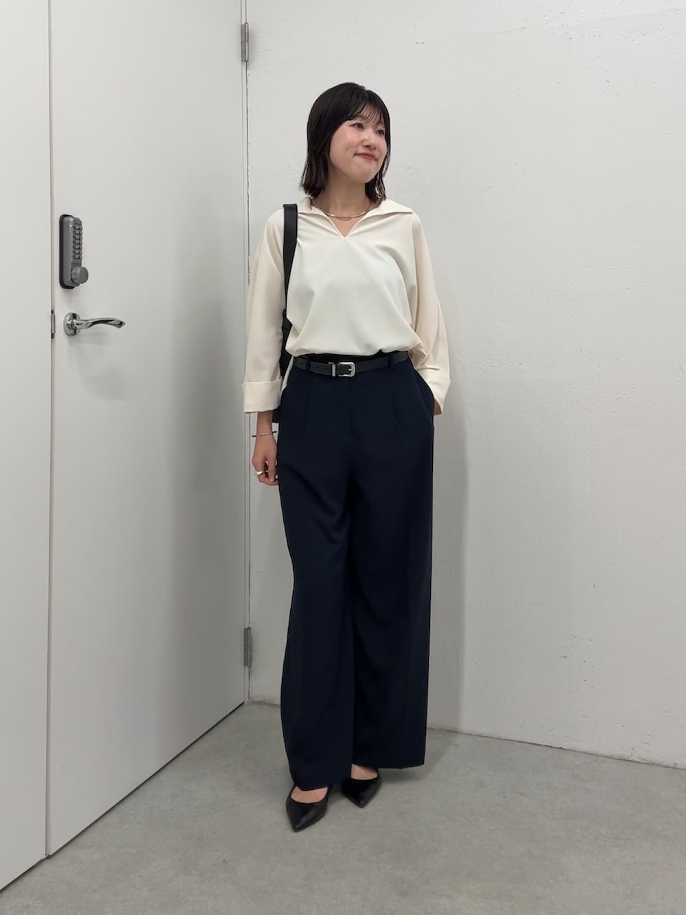 ホワイト系のシャツ/ブラウス、ブルー系のその他パンツ、ブラック系のショルダーバッグを着用したレディースの春コーディネートの4枚目の写真