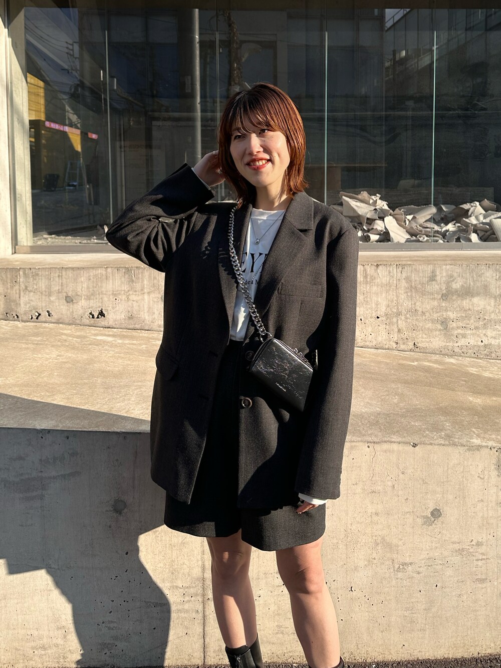 グレー系のテーラードジャケット、グレー系のその他パンツ、ホワイト系のTシャツ/カットソーを着用したレディースの冬コーディネートの3枚目の写真