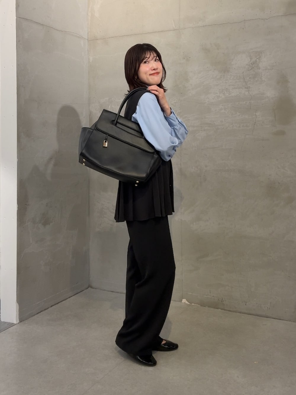 ブルー系のシャツ/ブラウス、ブラック系のベスト、ブラック系のその他パンツを着用したレディースの冬コーディネートの3枚目の写真