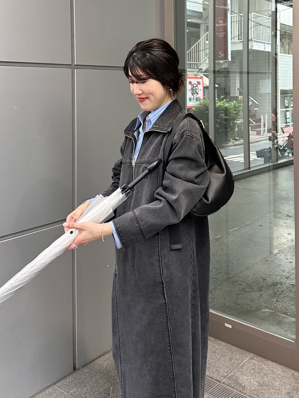 ブラック系のワンピース、ブルー系のシャツ/ブラウスを着用したレディースの秋コーディネートの3枚目の写真