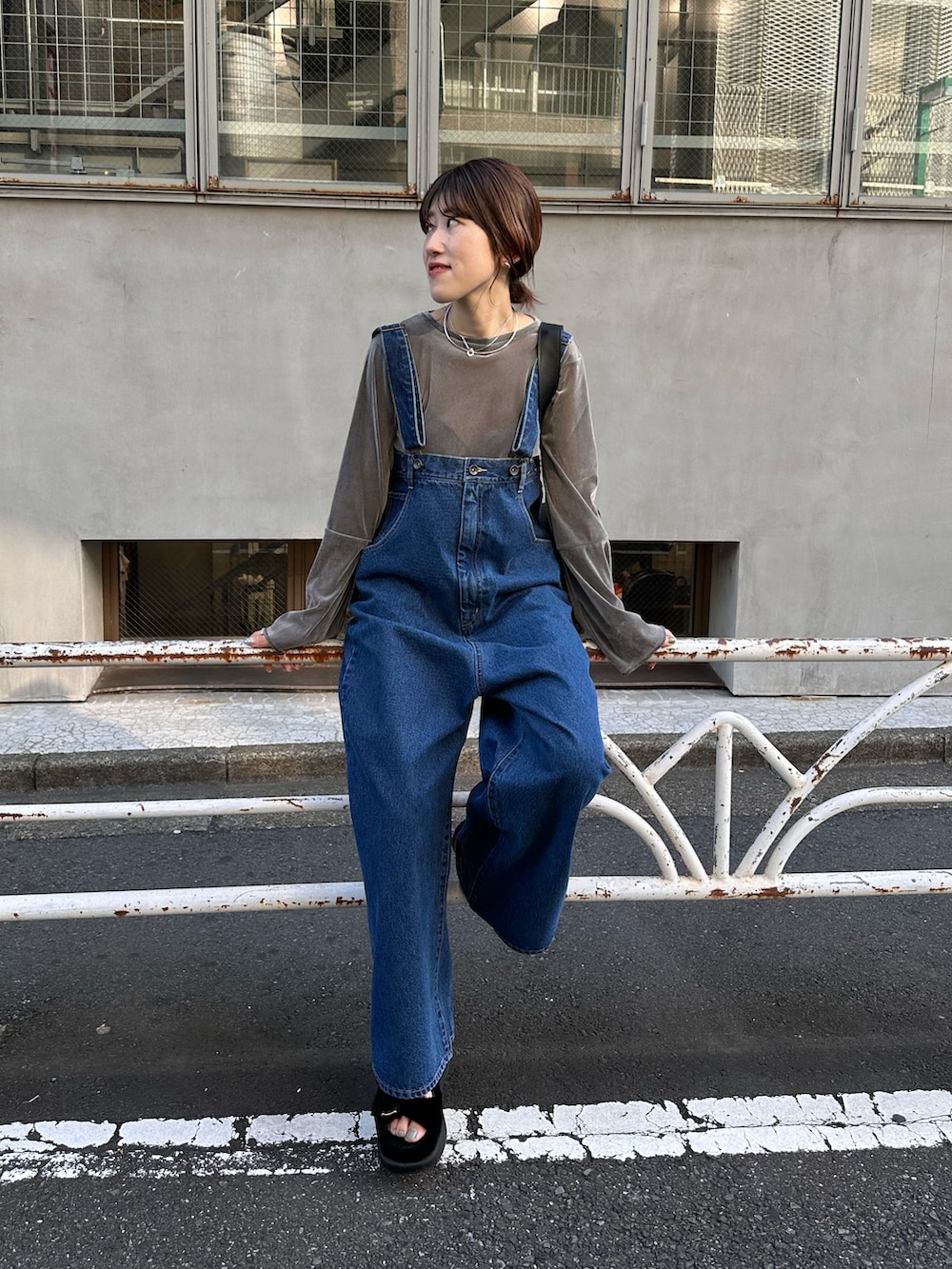 ブルー系のサロペット/オーバーオール、レッド系のTシャツ/カットソー、ゴールド系のチョーカーを着用したレディースの秋コーディネートの3枚目の写真