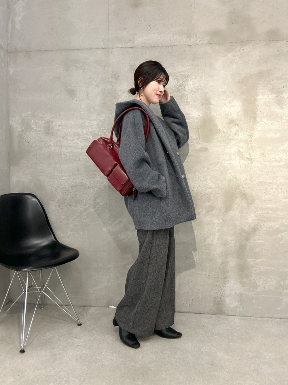 ホワイト系のニット/セーター、グレー系のその他パンツ、グレー系のその他アウターを着用したレディースの秋コーディネートの2枚目の写真