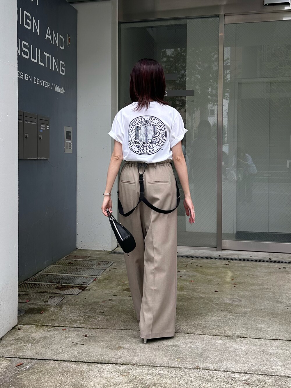 ホワイト系のTシャツ/カットソー、ベージュ系のその他パンツを着用したレディースの夏コーディネートの3枚目の写真