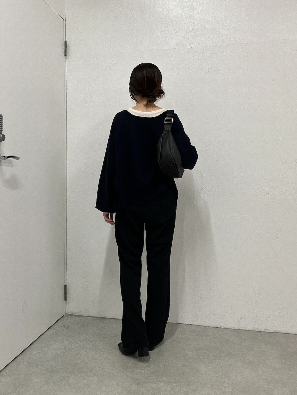 ホワイト系のTシャツ/カットソー、グレー系のニット/セーター、ブラック系のその他パンツを着用したレディースの秋コーディネートの3枚目の写真