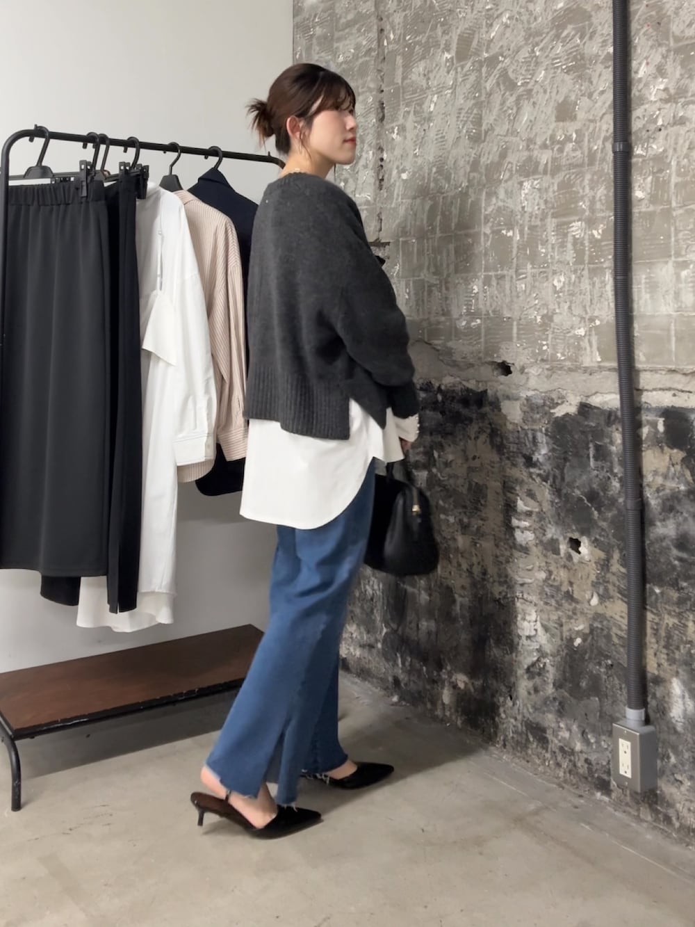 グレー系のニット/セーター、ホワイト系のTシャツ/カットソー、ブラック系のボストンバッグを着用したレディースの夏コーディネートの2枚目の写真