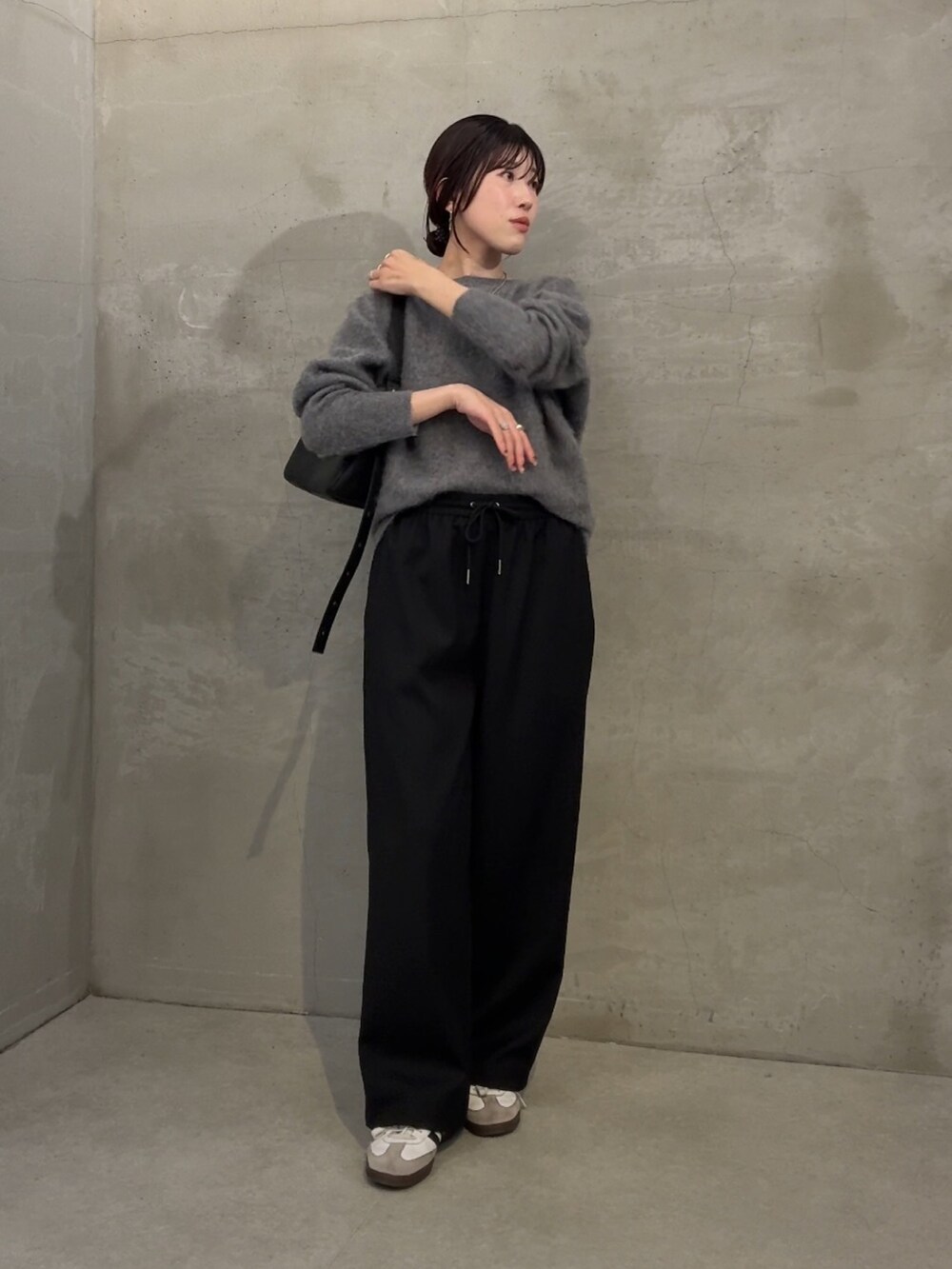 ブラック系のその他パンツ、グレー系のニット/セーターを着用したレディースの秋コーディネートの4枚目の写真