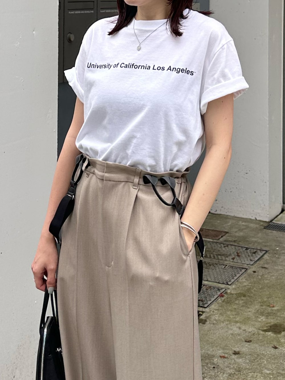 ホワイト系のTシャツ/カットソー、ベージュ系のその他パンツを着用したレディースの夏コーディネートの2枚目の写真