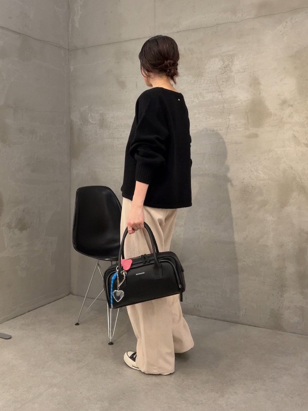 ブラック系のニット/セーター、ホワイト系のデニムパンツを着用したレディースの冬コーディネートの3枚目の写真