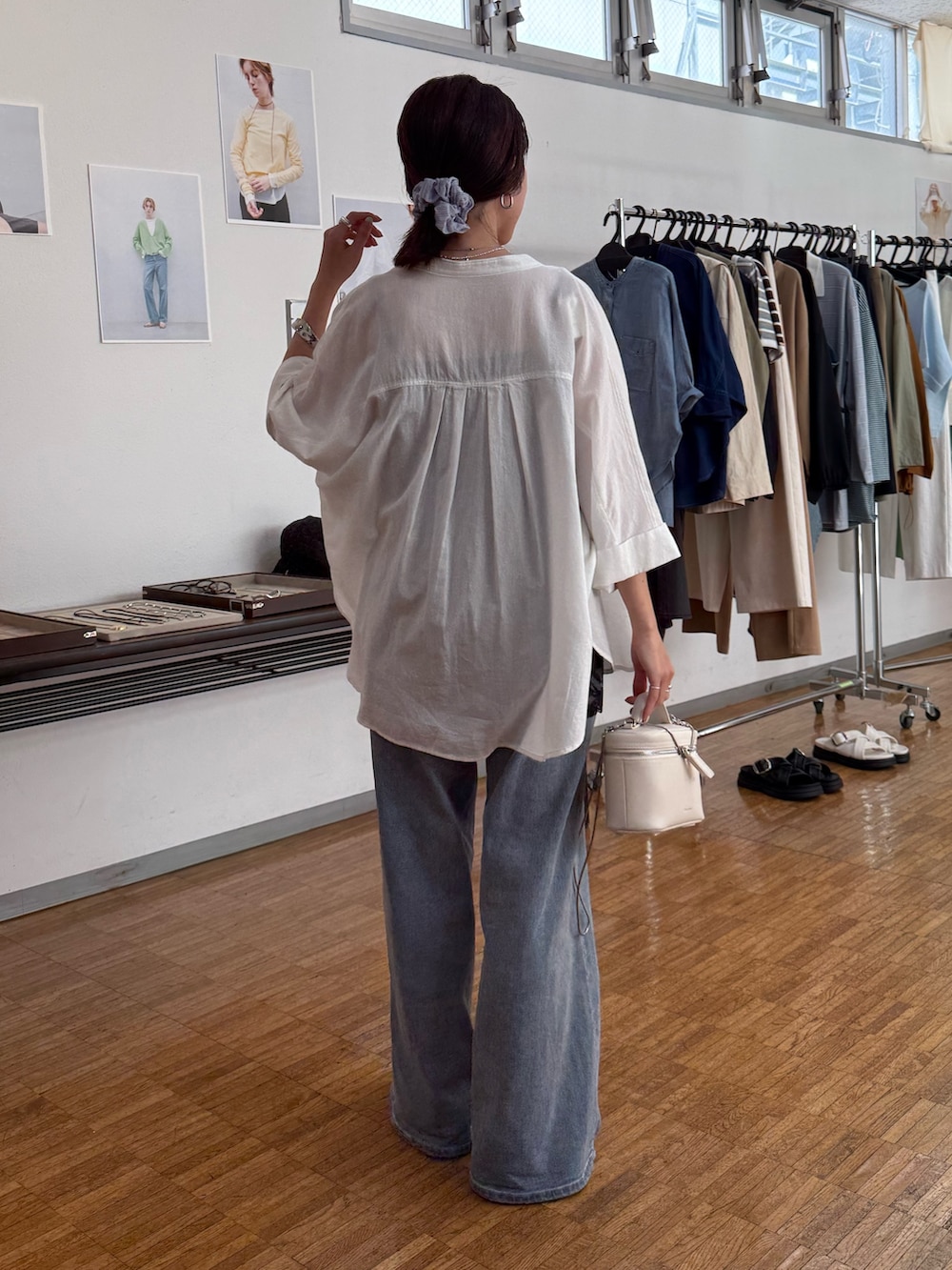 ホワイト系のシャツ/ブラウス、ホワイト系のキャミソール、ブルー系のデニムパンツを着用したレディースの冬コーディネートの3枚目の写真