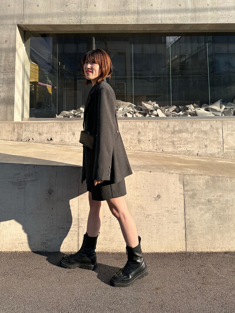 グレー系のテーラードジャケット、グレー系のその他パンツ、ホワイト系のTシャツ/カットソーを着用したレディースの冬コーディネートの2枚目の写真