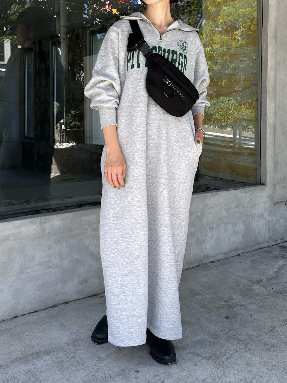 グレー系のワンピース、ブラック系のボディバッグ/ウエストポーチ、ブラック系のブーツを着用したレディースの夏コーディネートの3枚目の写真