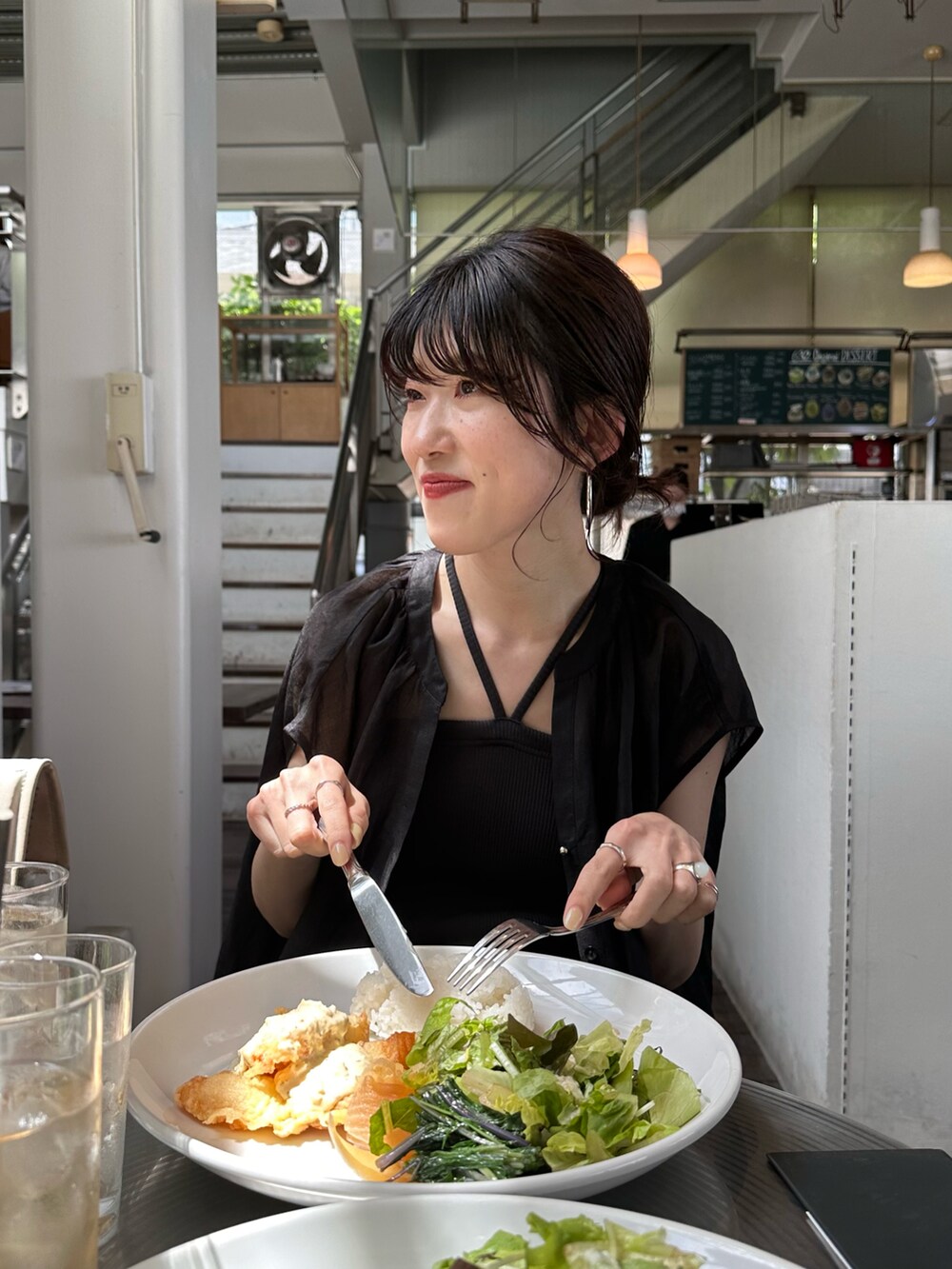 ブラック系のシャツ/ブラウス、グレー系のワンピース、ブラック系のサンダルを着用したレディースの春コーディネートの5枚目の写真